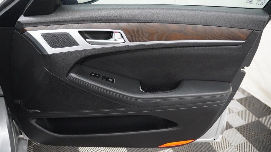 2015 Hyundai Genesis 3.8L Image 32 of 46