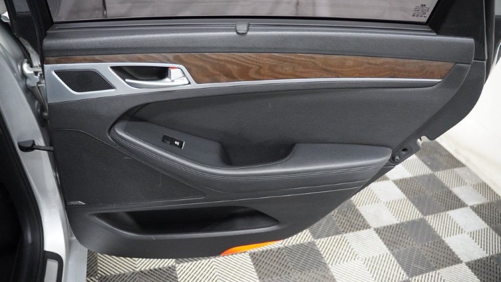 2015 Hyundai Genesis 3.8L Image 34 of 46