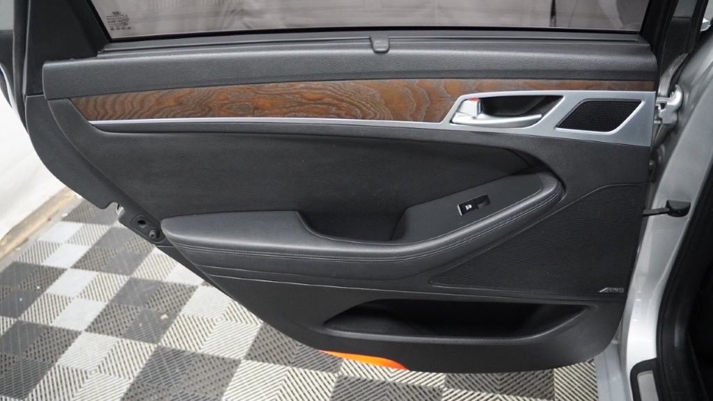2015 Hyundai Genesis 3.8L Image 30 of 46