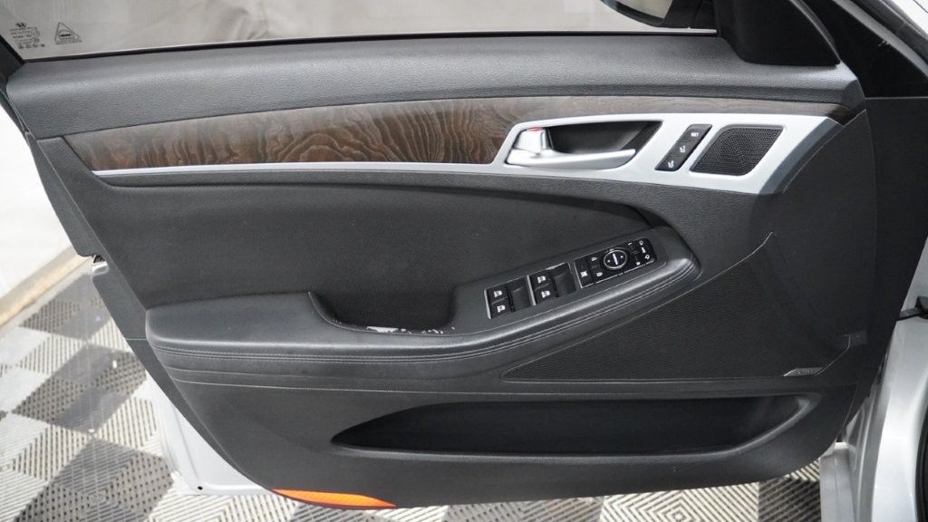 2015 Hyundai Genesis 3.8L Image 28 of 46