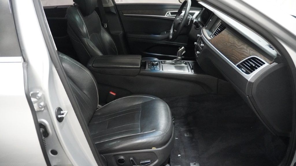 2015 Hyundai Genesis 3.8L Image 13 of 46