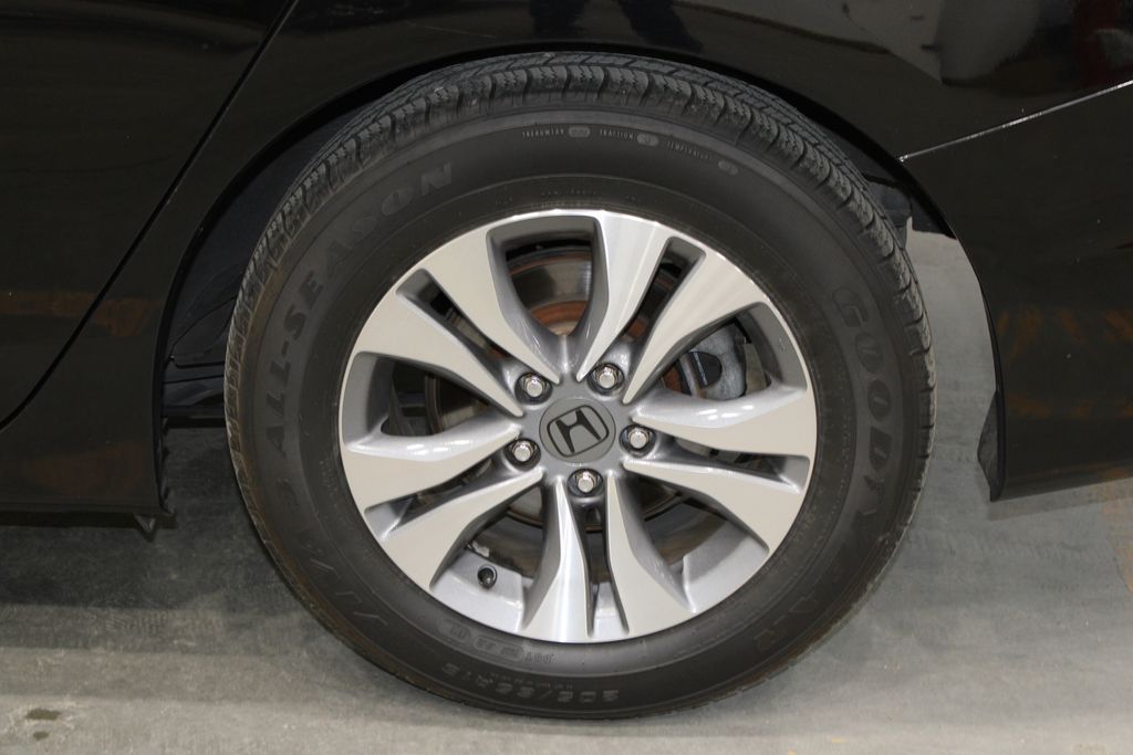 Vehicle image 28 of 36