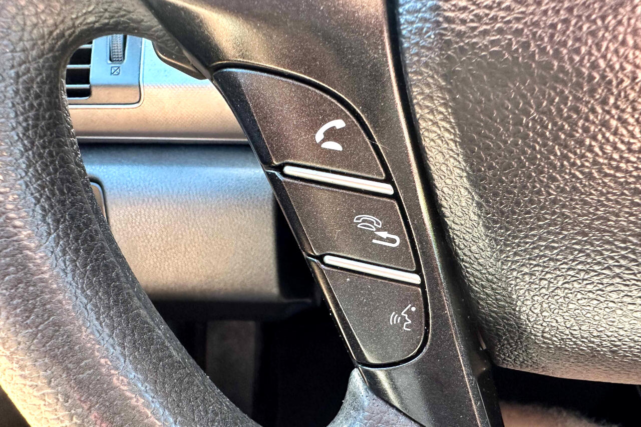 Vehicle image 19 of 23