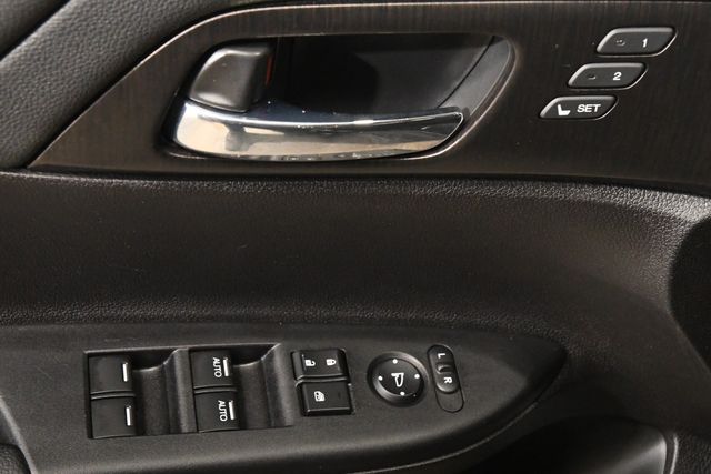 Vehicle image 18 of 28