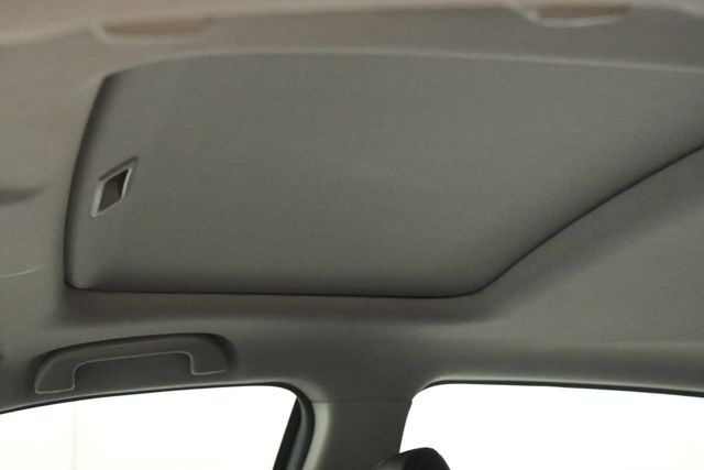 Vehicle image 27 of 28