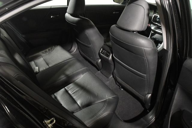 Vehicle image 23 of 28