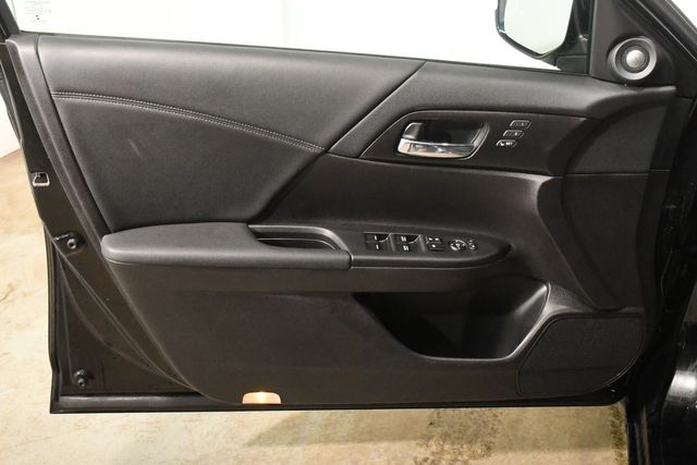 Vehicle image 26 of 28