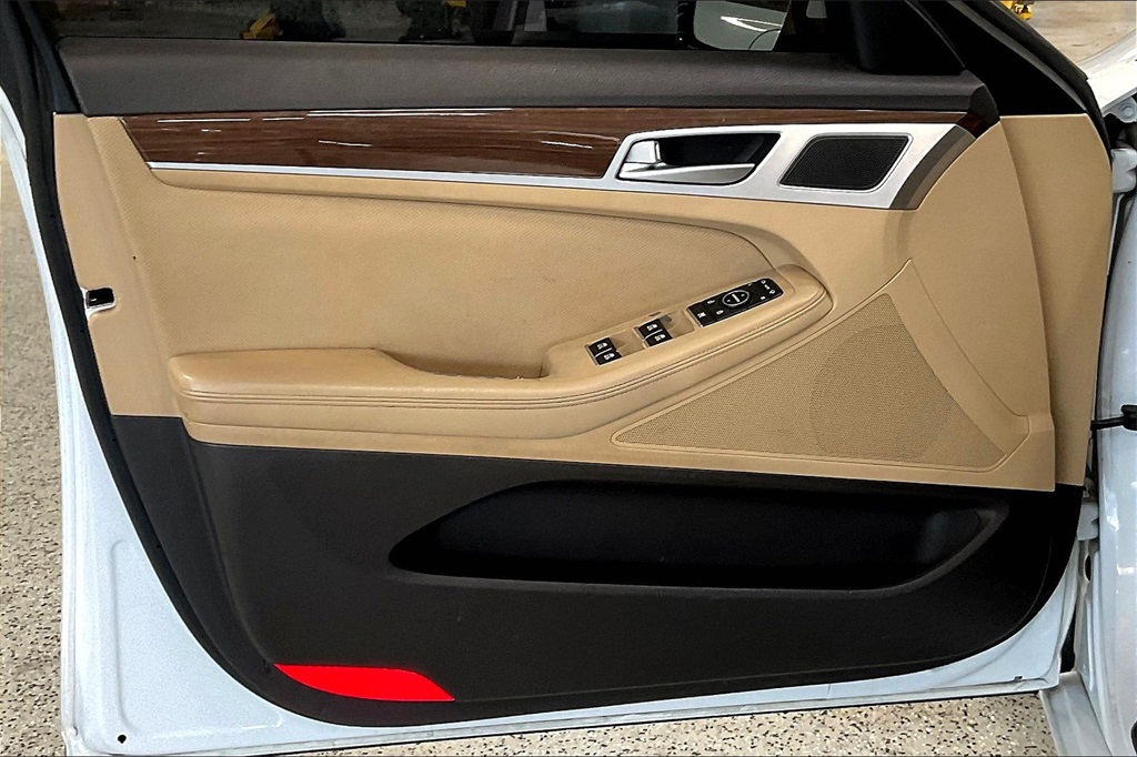 Vehicle image 25 of 34