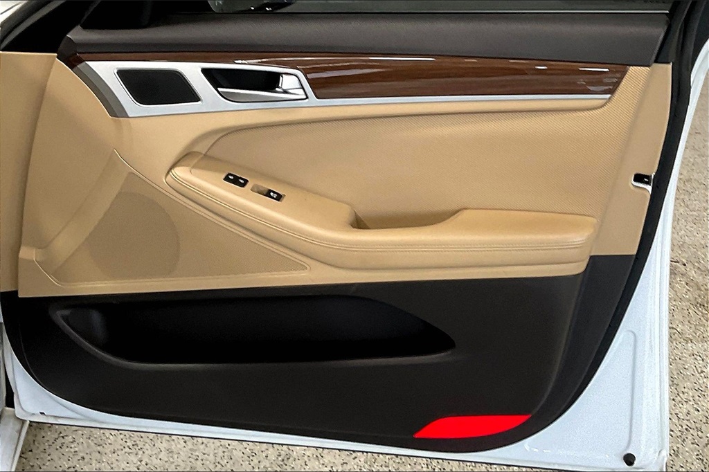 Vehicle image 26 of 34