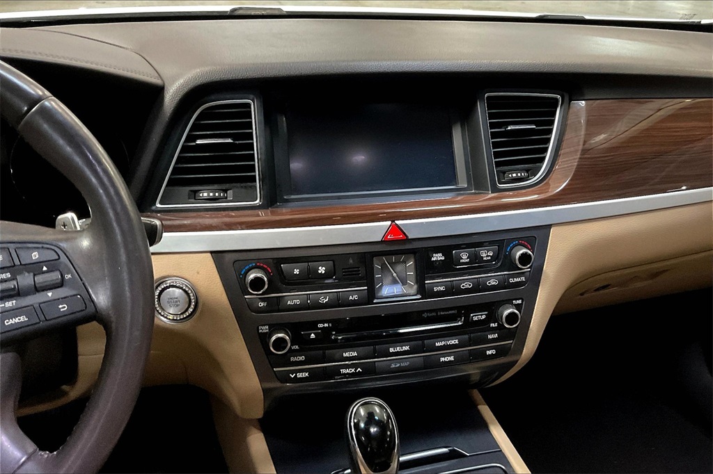 Vehicle image 21 of 34