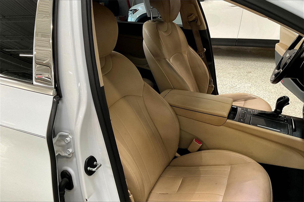 Vehicle image 13 of 34