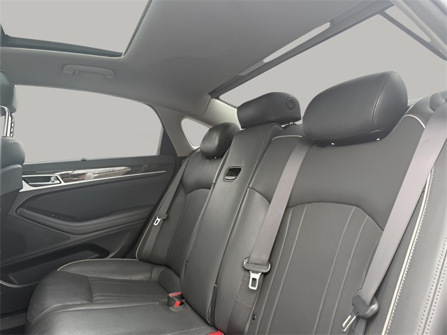 2015 Hyundai Genesis 3.8L Image 10 of 19