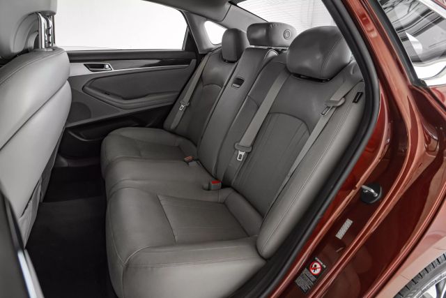 2015 Hyundai Genesis 3.8L Image 32 of 53