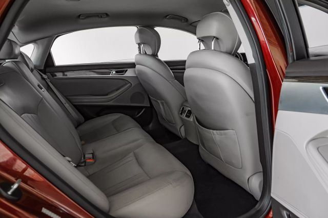 2015 Hyundai Genesis 3.8L Image 30 of 53