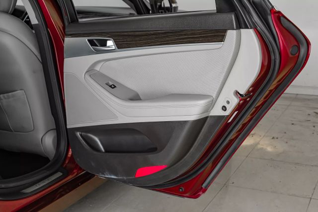 2015 Hyundai Genesis 3.8L Image 40 of 53