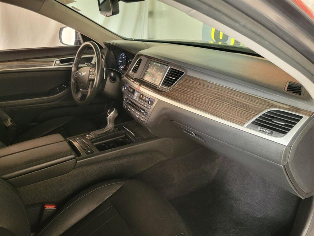 2015 Hyundai Genesis 3.8L Image 8 of 38