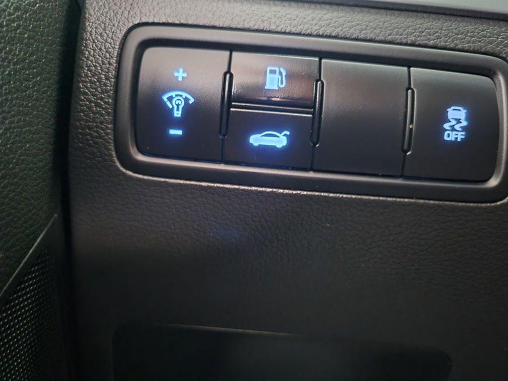 2015 Hyundai Genesis 3.8L Image 11 of 38