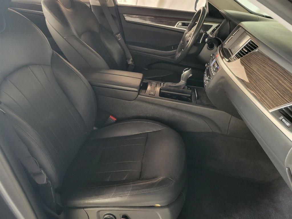 2015 Hyundai Genesis 3.8L Image 16 of 38