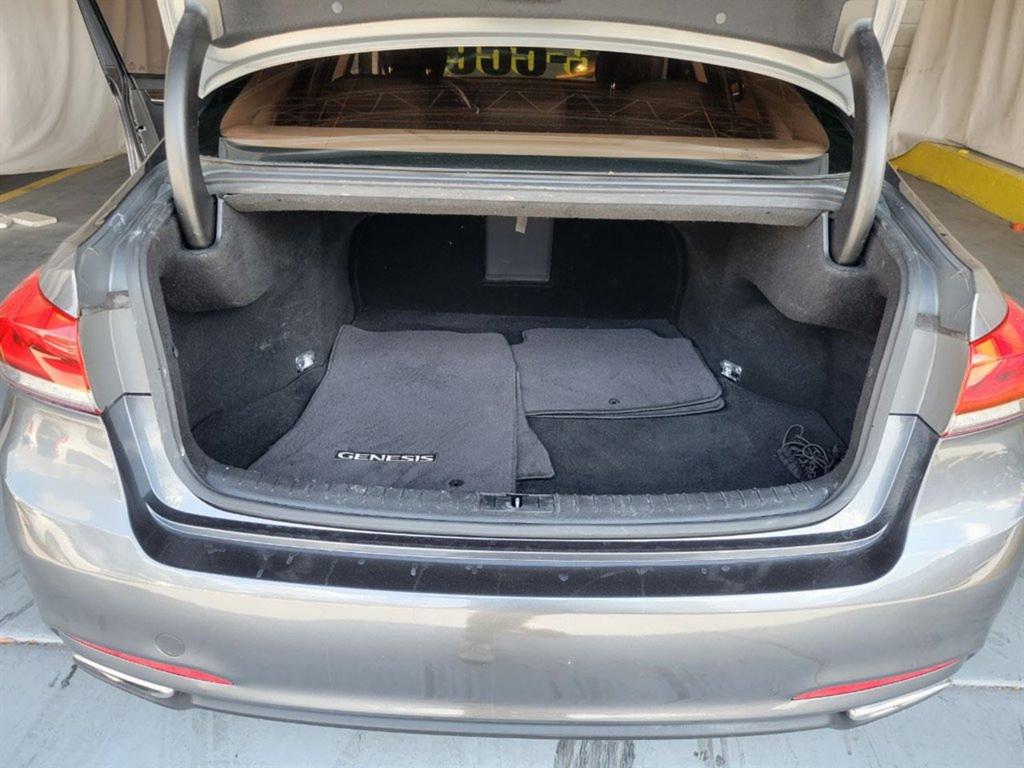 2015 Hyundai Genesis 3.8L Image 32 of 38
