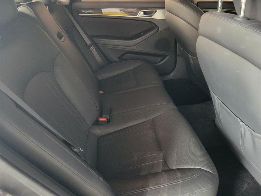 2015 Hyundai Genesis 3.8L Image 27 of 38