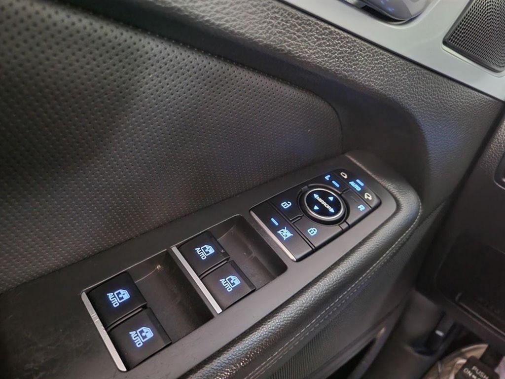 2015 Hyundai Genesis 3.8L Image 20 of 38