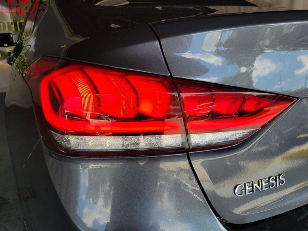 2015 Hyundai Genesis 3.8L Image 21 of 38