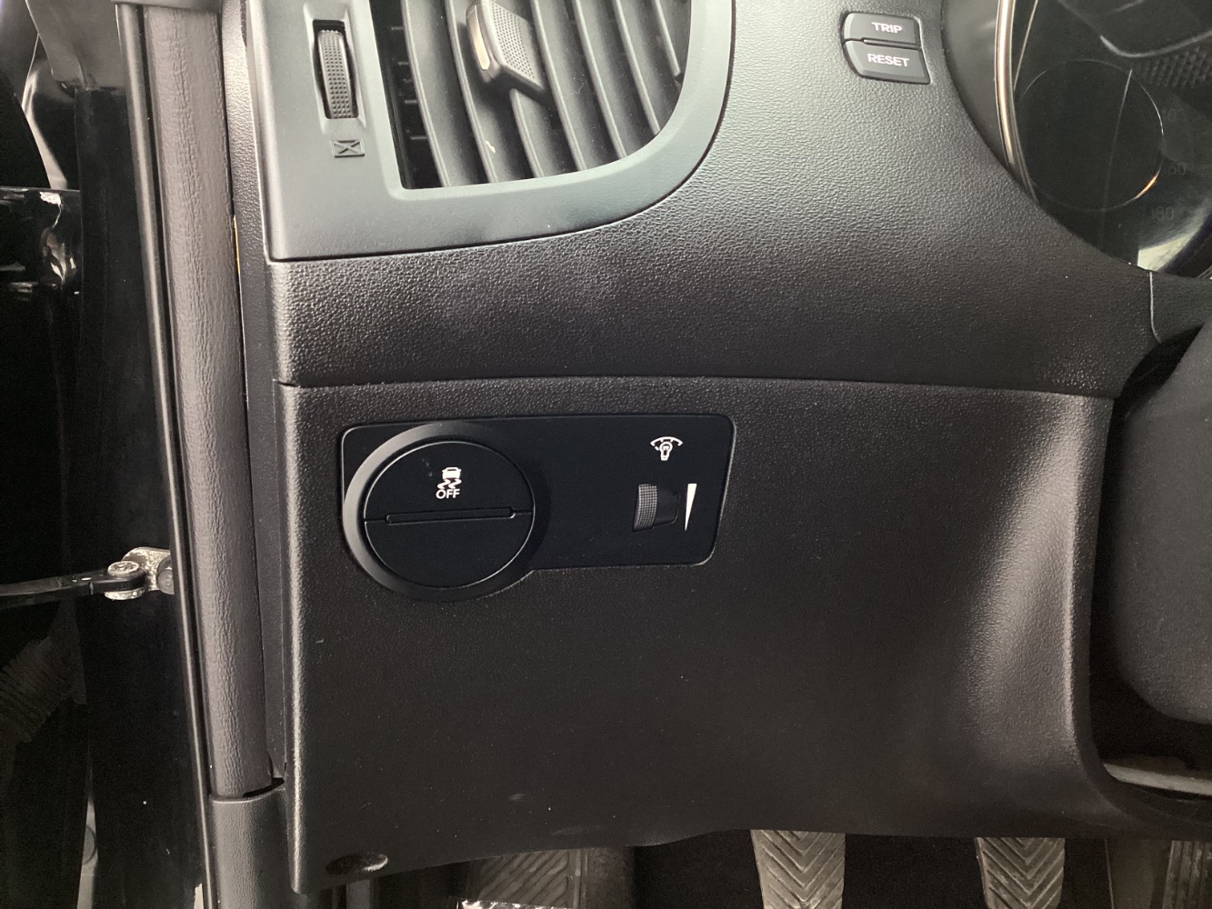 2015 Hyundai Genesis 3.8 Base Image 34 of 43