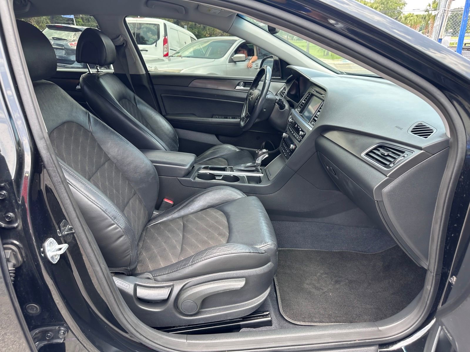 Vehicle image 18 of 21