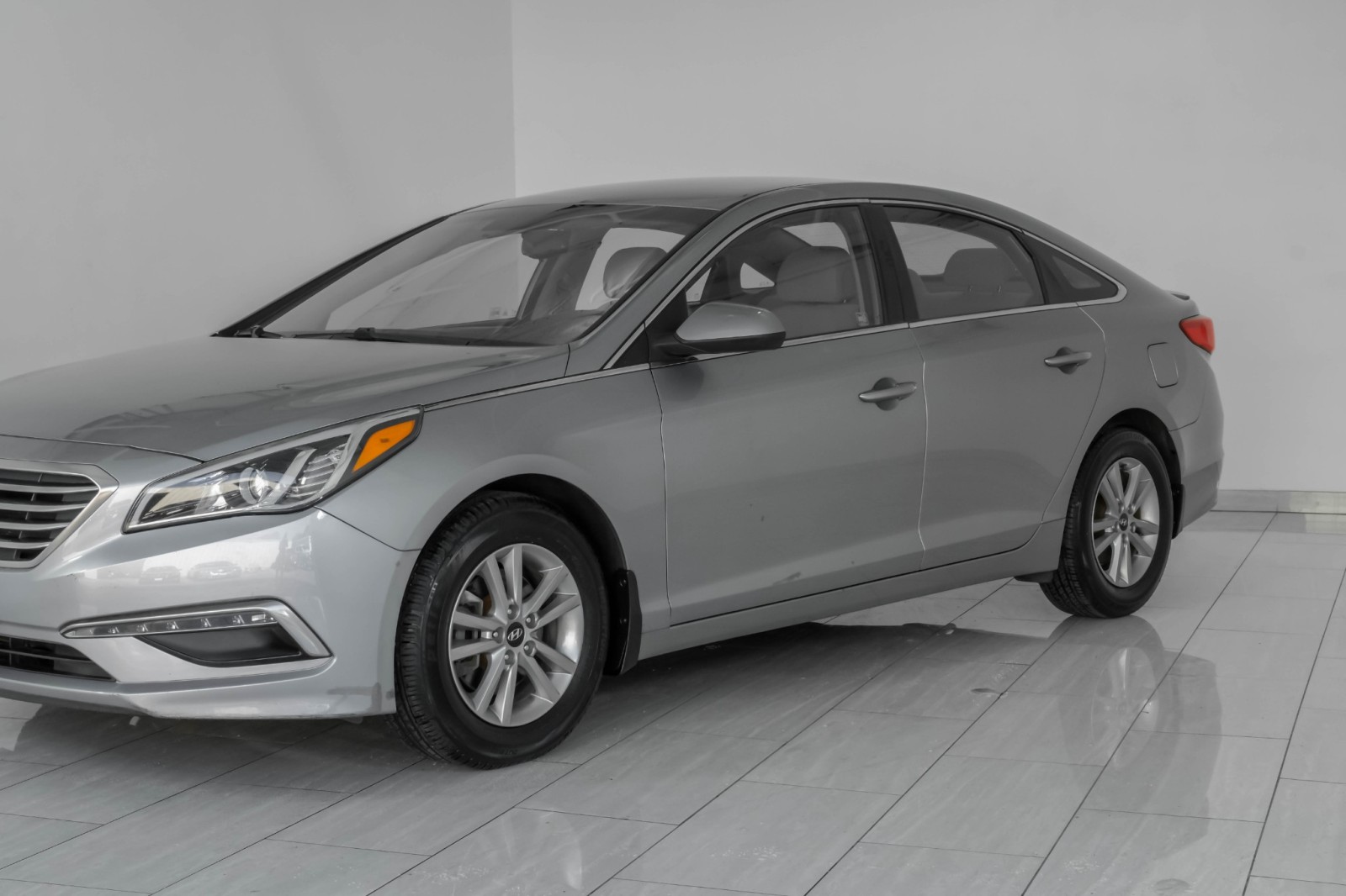 2015 Hyundai Sonata 2.4L SE Image 2 of 55