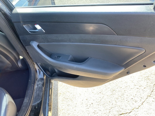 Vehicle image 23 of 31