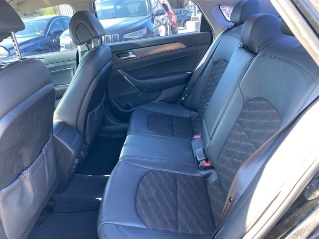 Vehicle image 18 of 31
