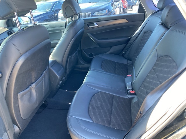 Vehicle image 17 of 31