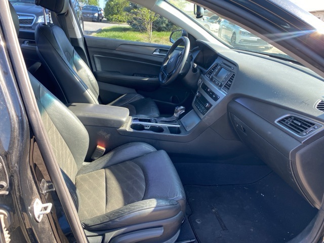 Vehicle image 25 of 31