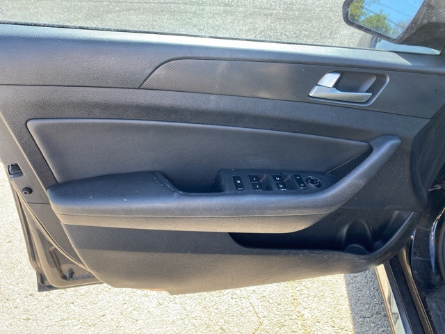 Vehicle image 15 of 31