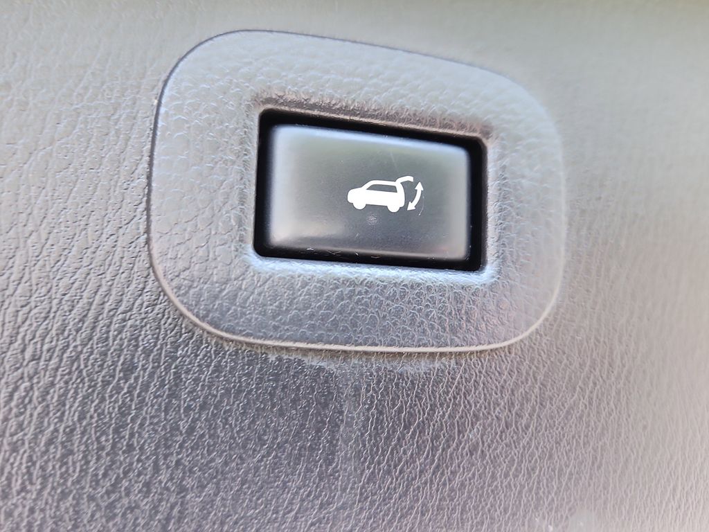 Vehicle image 12 of 28