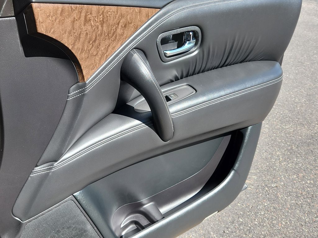 Vehicle image 17 of 28