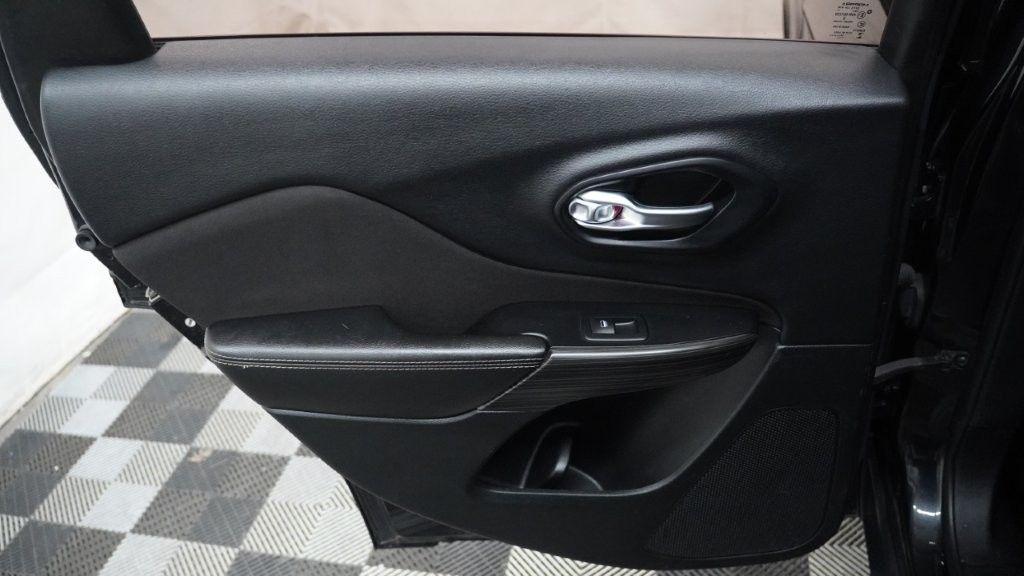 Vehicle image 17 of 27