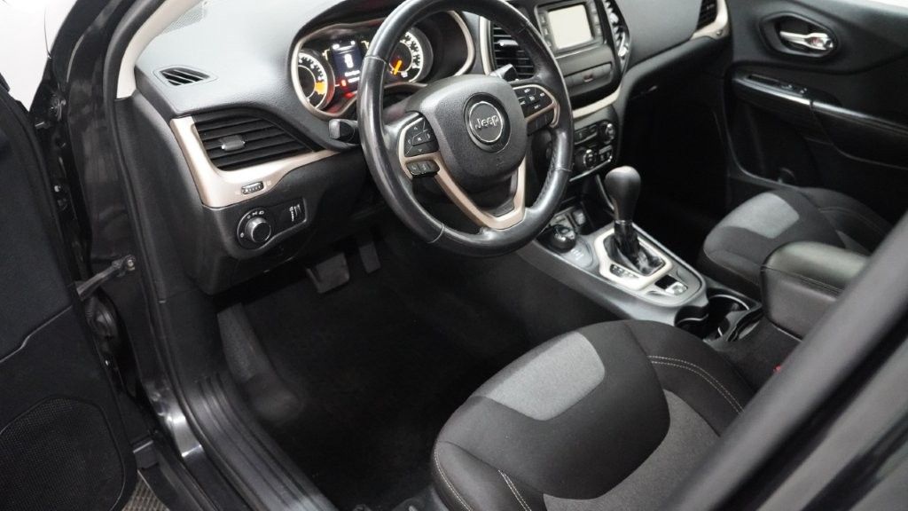 Vehicle image 16 of 27