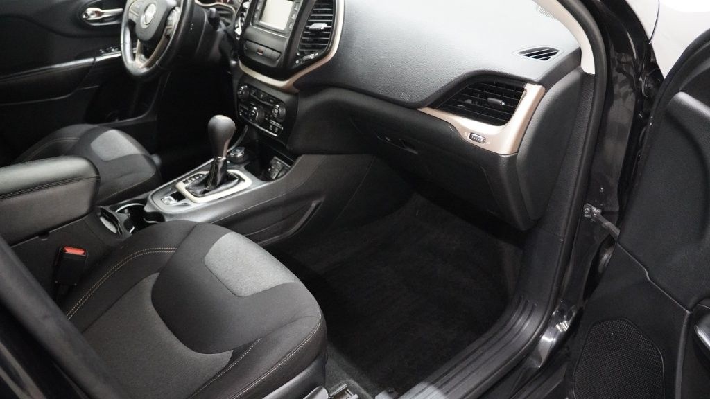 Vehicle image 14 of 27