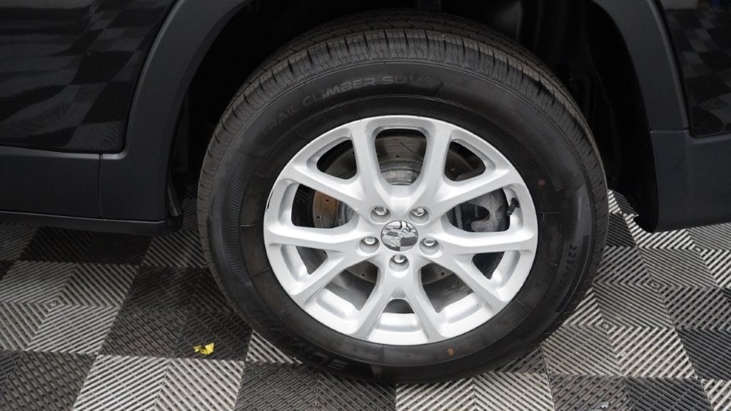 Vehicle image 8 of 27