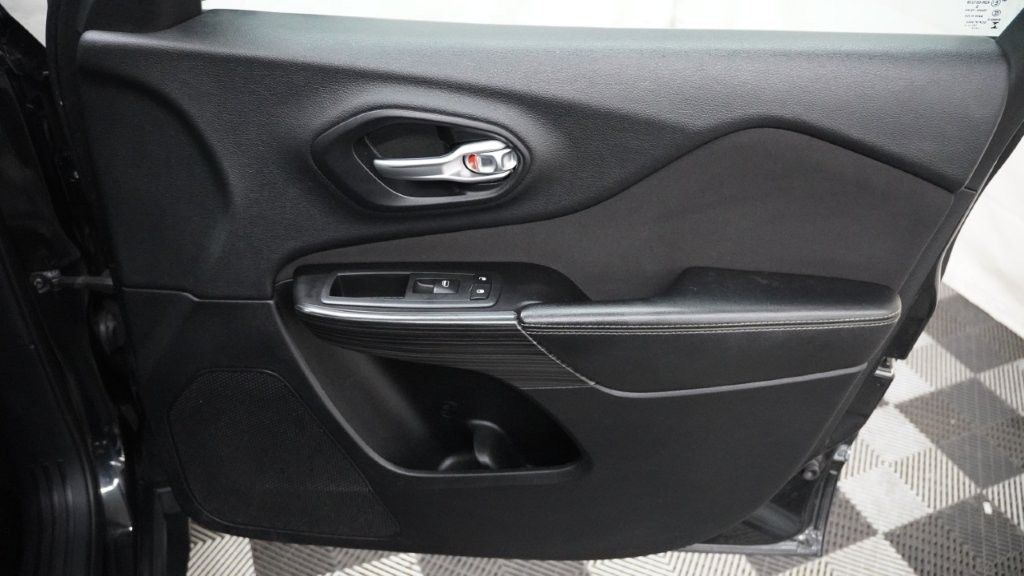 Vehicle image 19 of 27