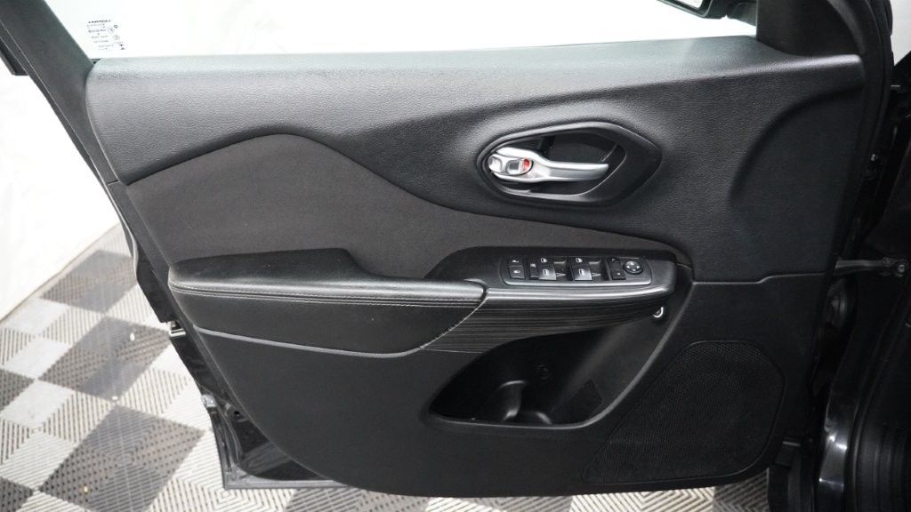 Vehicle image 18 of 27