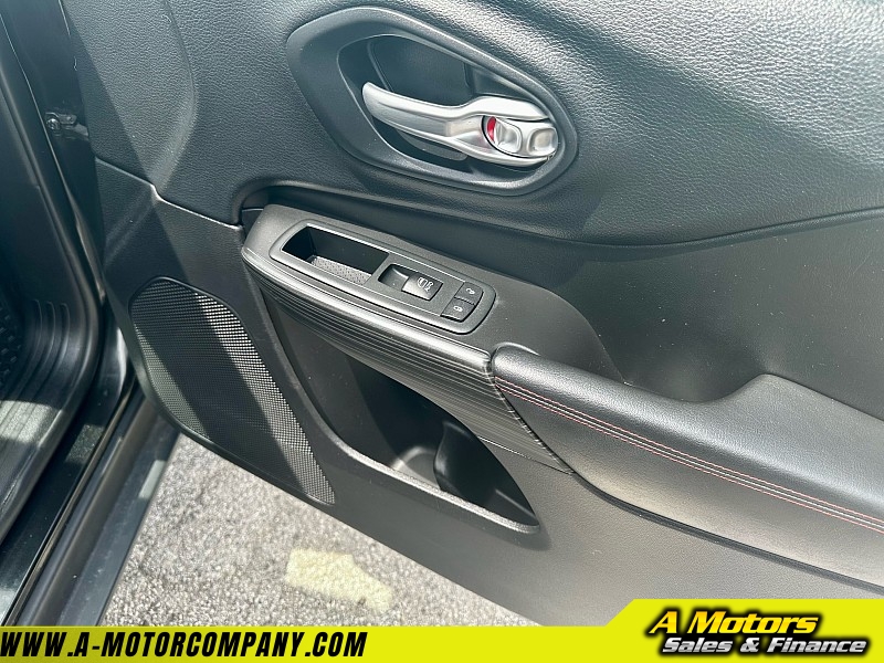Vehicle image 15 of 25