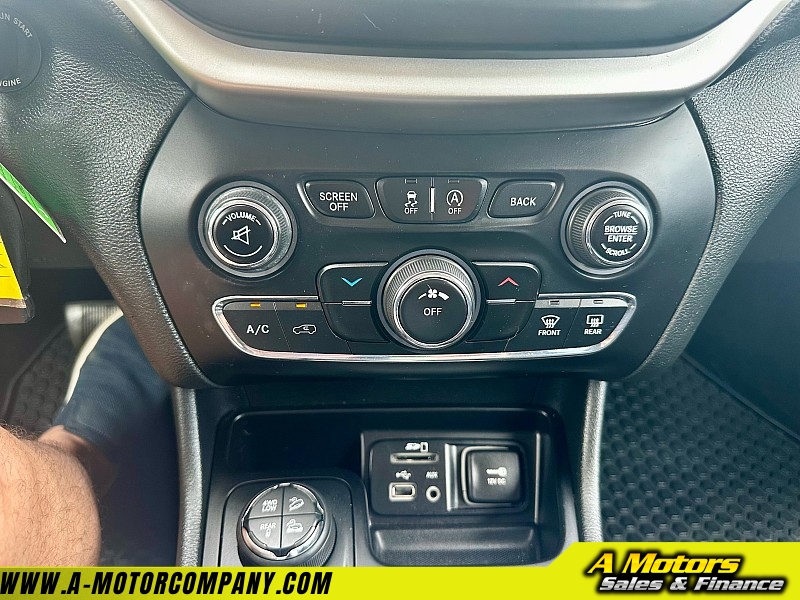 Vehicle image 21 of 25