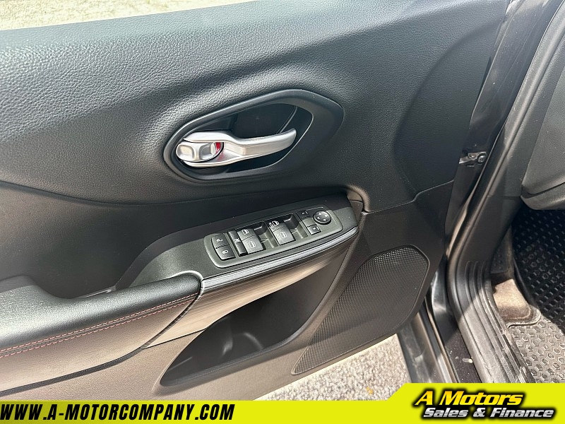 Vehicle image 10 of 25