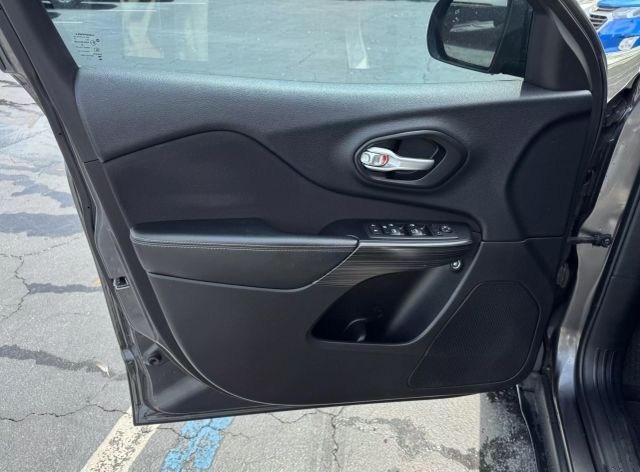 Vehicle image 28 of 51