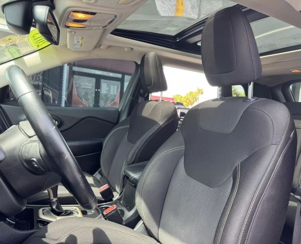 Vehicle image 32 of 51