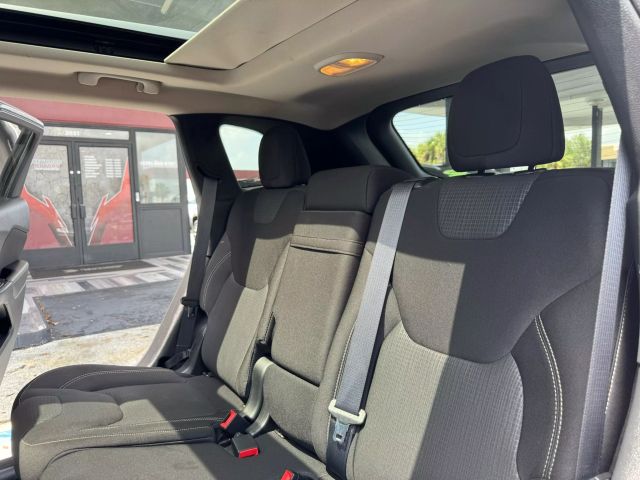 Vehicle image 19 of 51