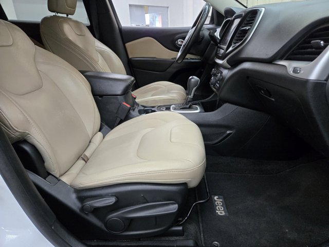 Vehicle image 14 of 21