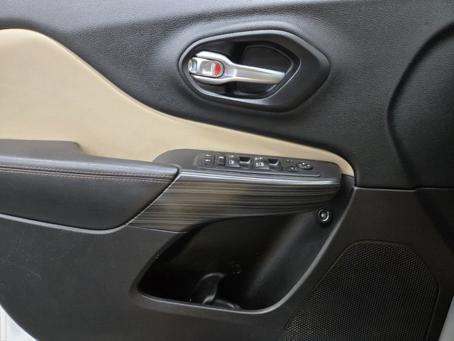 Vehicle image 16 of 21